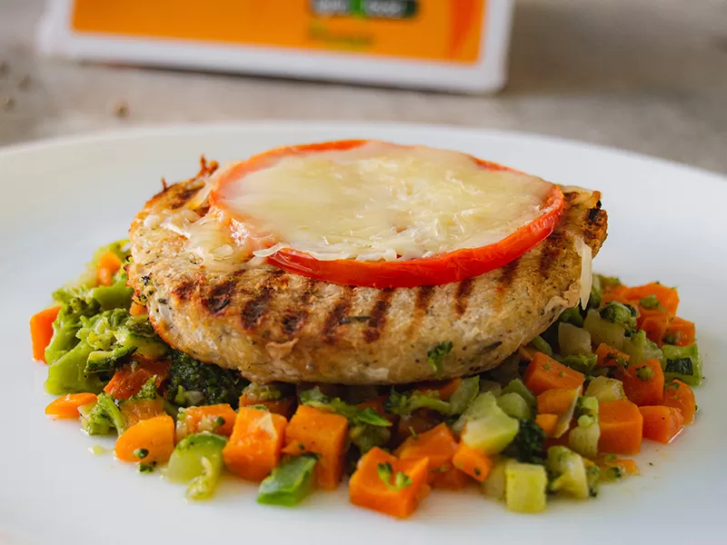 Hamburguer de Frango a Pizzaiolo com Mix de Legumes